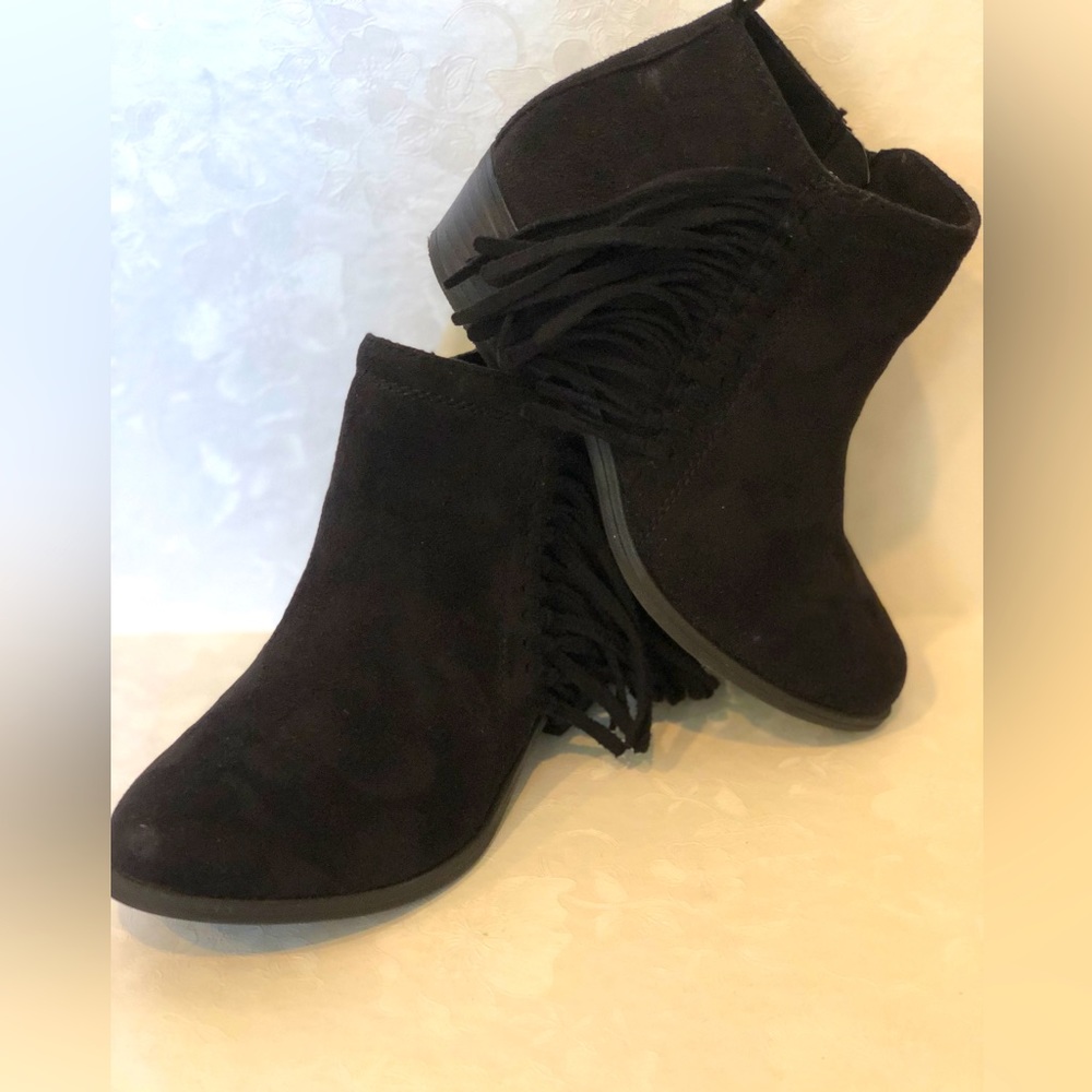 Girls Suede bootie with fringe and side zipper. Black